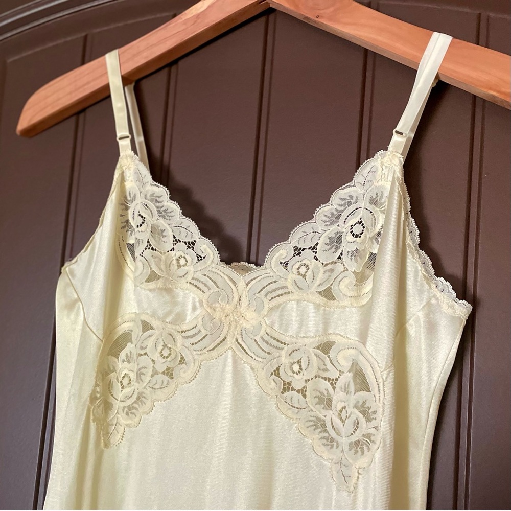 Vintage 1960s Vanity Fair Full Slip Lingerie Pale Yellow Nylon Lace size 32